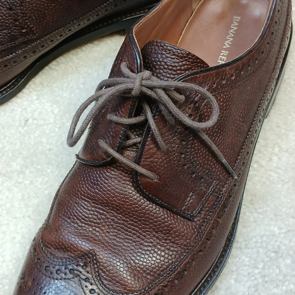 Banana Republic Men's Brown Leather wingtip oxfords. size 10